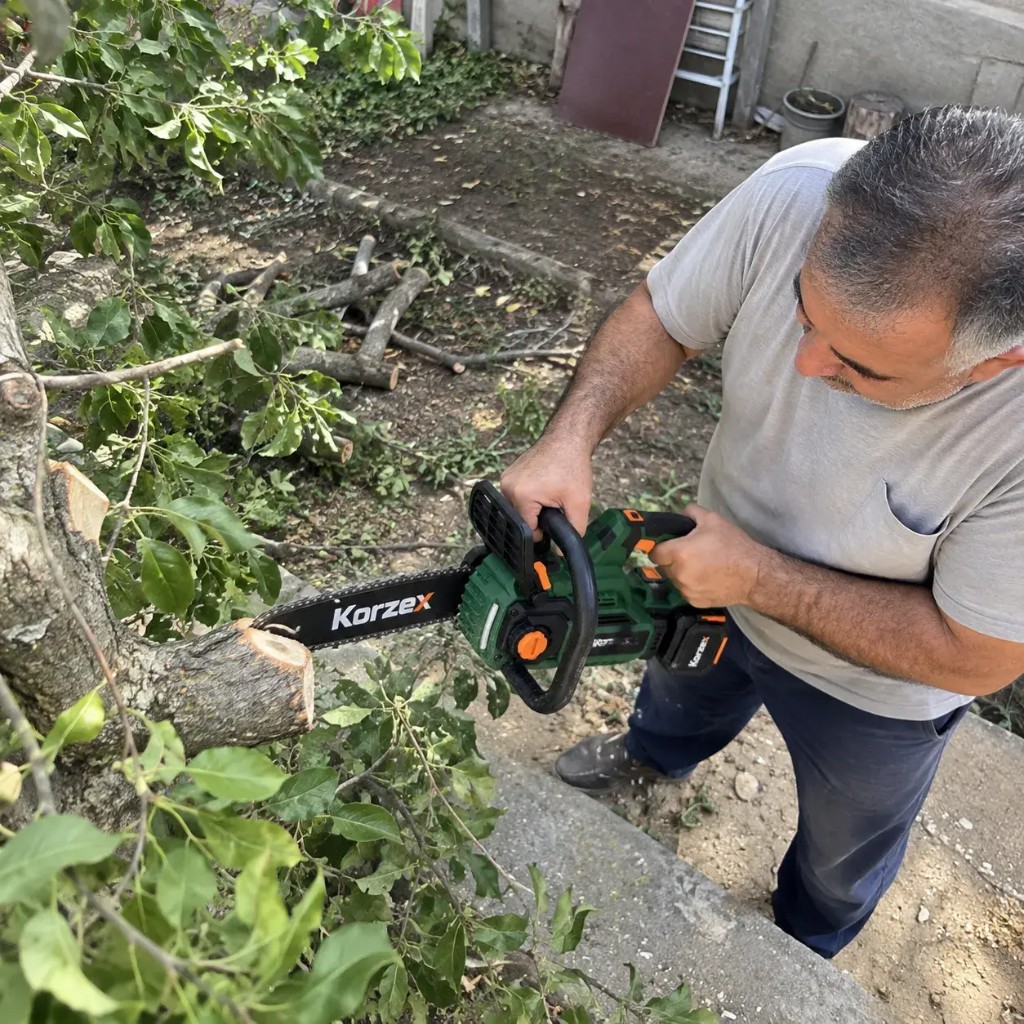 Cliente Korzex dopo aver tagliato rami spessi in giardino